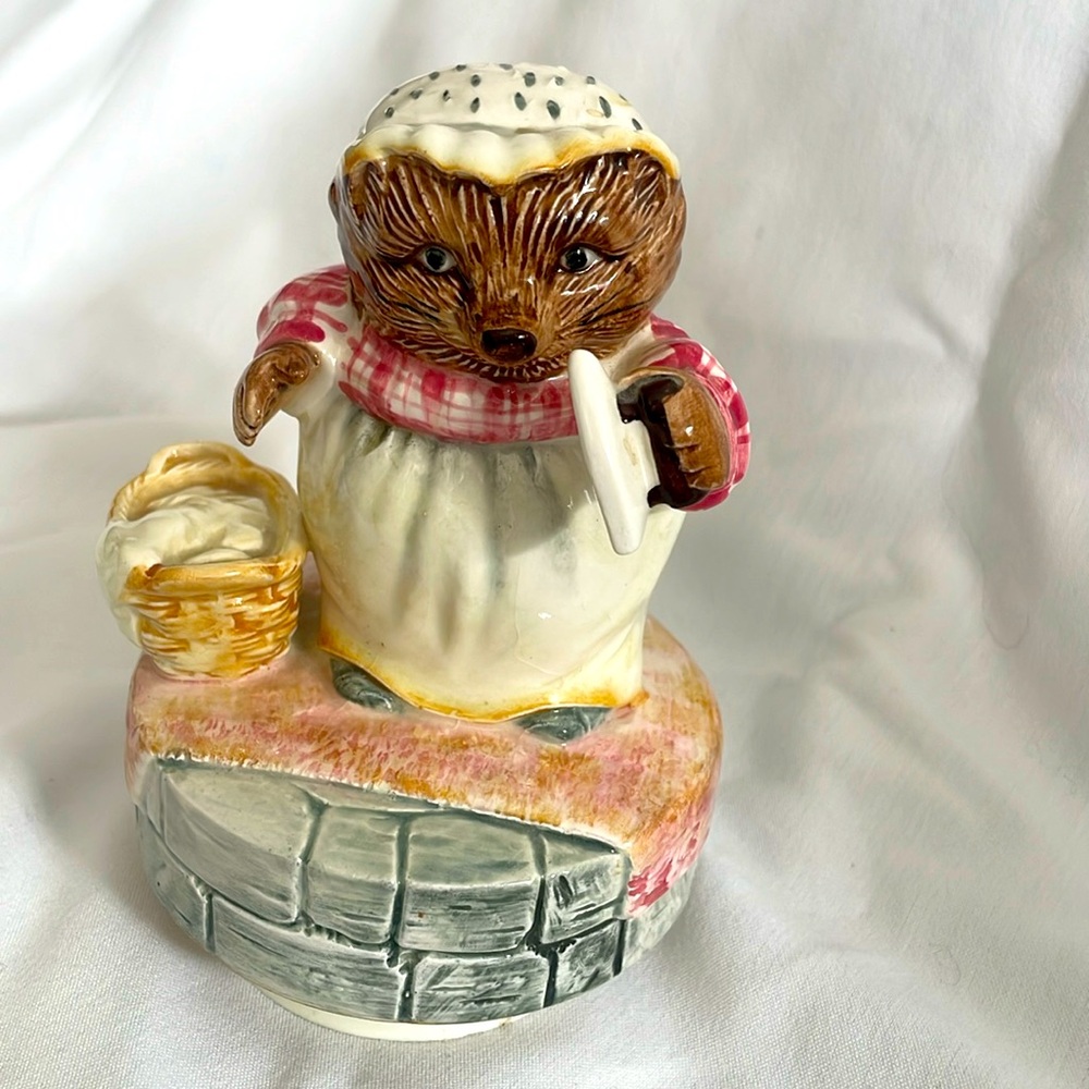 Vtg 1977 Beatrix Potter Mrs Tiggywinkle Porcelain Rotating Musical Figurine